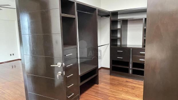 Casa en venta en Juriquilla con 6 recámaras, estacionamiento para 6 autos, Jacuzzi, etc.