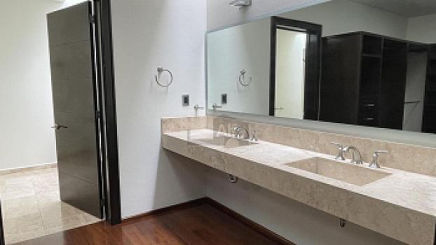Casa en venta en Juriquilla con 6 recámaras, estacionamiento para 6 autos, Jacuzzi, etc.