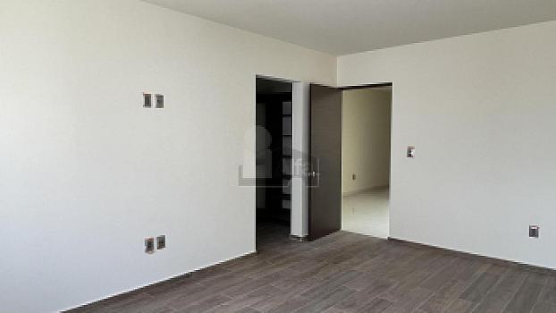Casa en venta con amplio sótano y 4 recámaras en Lomas de Juriquilla