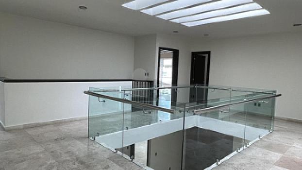 Casa en venta en Juriquilla con 6 recámaras, estacionamiento para 6 autos, Jacuzzi, etc.