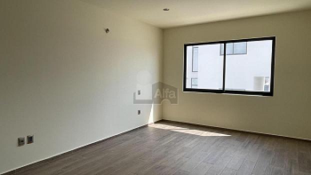 Casa en venta con amplio sótano y 4 recámaras en Lomas de Juriquilla