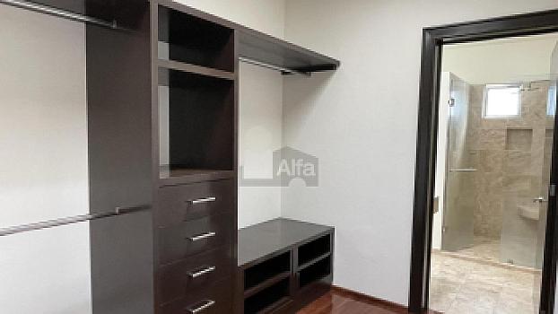 Casa en venta en Juriquilla con 6 recámaras, estacionamiento para 6 autos, Jacuzzi, etc.