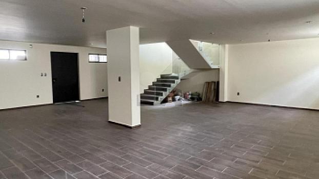 Casa en venta con amplio sótano y 4 recámaras en Lomas de Juriquilla
