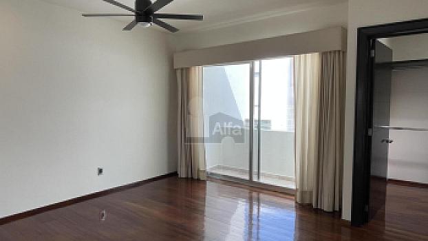 Casa en venta en Juriquilla con 6 recámaras, estacionamiento para 6 autos, Jacuzzi, etc.