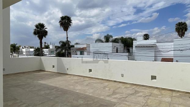 Casa en venta en Juriquilla con 6 recámaras, estacionamiento para 6 autos, Jacuzzi, etc.
