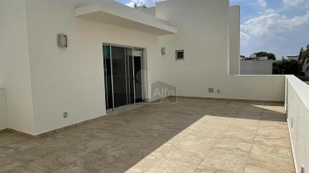 Casa en venta en Juriquilla con 6 recámaras, estacionamiento para 6 autos, Jacuzzi, etc.