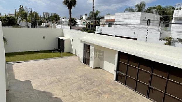 Casa en venta en Juriquilla con 6 recámaras, estacionamiento para 6 autos, Jacuzzi, etc.