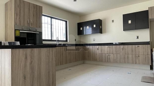 Casa en venta con amplio sótano y 4 recámaras en Lomas de Juriquilla