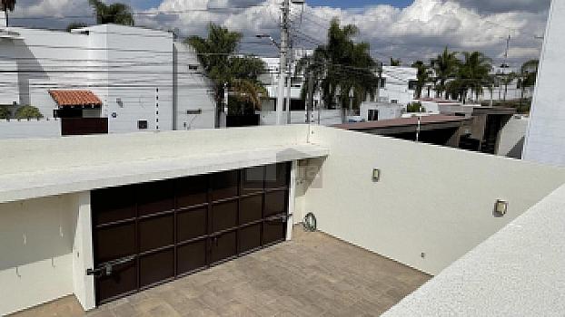 Casa en venta en Juriquilla con 6 recámaras, estacionamiento para 6 autos, Jacuzzi, etc.