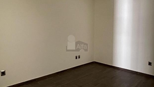 Casa en venta con amplio sótano y 4 recámaras en Lomas de Juriquilla