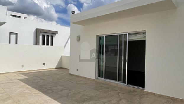 Casa en venta en Juriquilla con 6 recámaras, estacionamiento para 6 autos, Jacuzzi, etc.