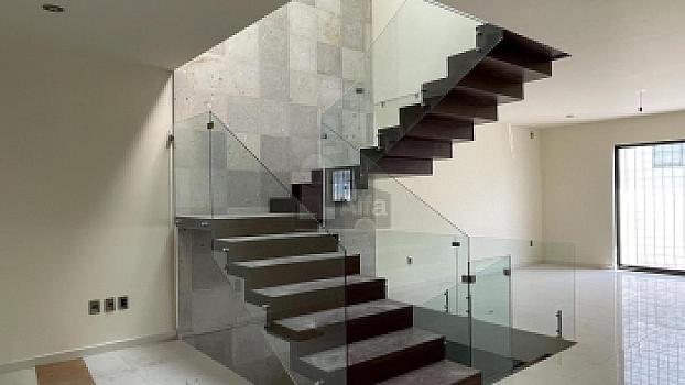 Casa en venta con amplio sótano y 4 recámaras en Lomas de Juriquilla