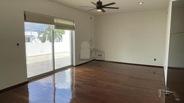 Casa en venta en Juriquilla con 6 recámaras, estacionamiento para 6 autos, Jacuzzi, etc.