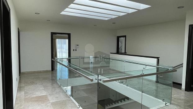 Casa en venta en Juriquilla con 6 recámaras, estacionamiento para 6 autos, Jacuzzi, etc.