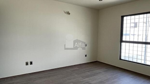 Casa en venta con amplio sótano y 4 recámaras en Lomas de Juriquilla