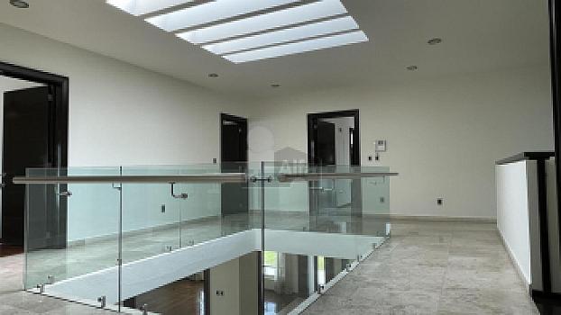 Casa en venta en Juriquilla con 6 recámaras, estacionamiento para 6 autos, Jacuzzi, etc.