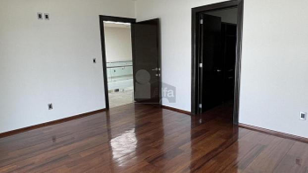 Casa en venta en Juriquilla con 6 recámaras, estacionamiento para 6 autos, Jacuzzi, etc.