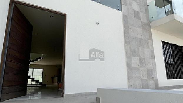 Casa en venta con amplio sótano y 4 recámaras en Lomas de Juriquilla