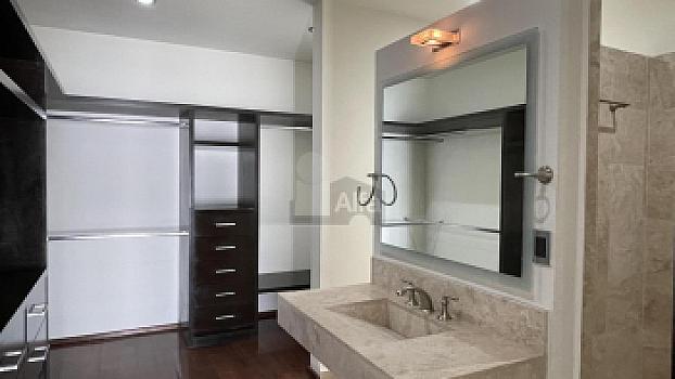 Casa en venta en Juriquilla con 6 recámaras, estacionamiento para 6 autos, Jacuzzi, etc.