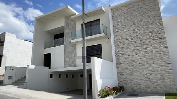 Casa en venta con amplio sótano y 4 recámaras en Lomas de Juriquilla