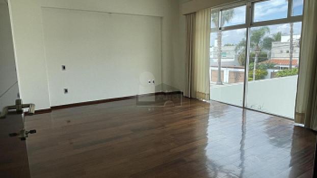 Casa en venta en Juriquilla con 6 recámaras, estacionamiento para 6 autos, Jacuzzi, etc.