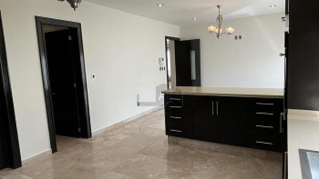 Casa en venta en Juriquilla con 6 recámaras, estacionamiento para 6 autos, Jacuzzi, etc.