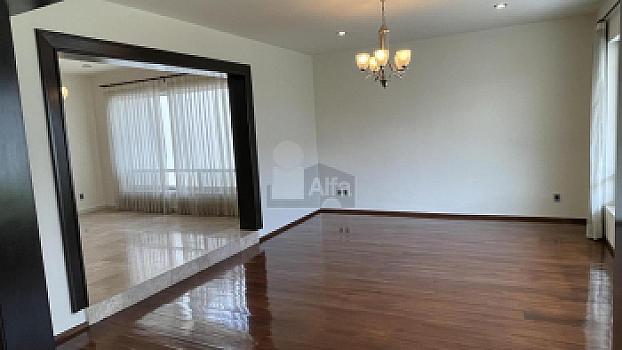 Casa en venta en Juriquilla con 6 recámaras, estacionamiento para 6 autos, Jacuzzi, etc.
