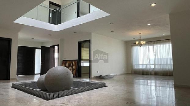 Casa en venta en Juriquilla con 6 recámaras, estacionamiento para 6 autos, Jacuzzi, etc.