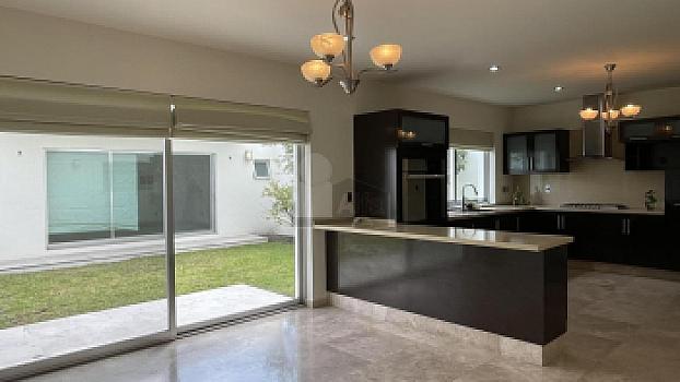 Casa en venta en Juriquilla con 6 recámaras, estacionamiento para 6 autos, Jacuzzi, etc.