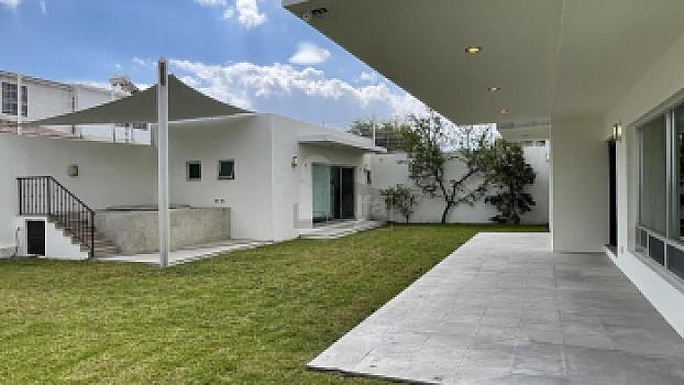 Casa en venta en Juriquilla con 6 recámaras, estacionamiento para 6 autos, Jacuzzi, etc.