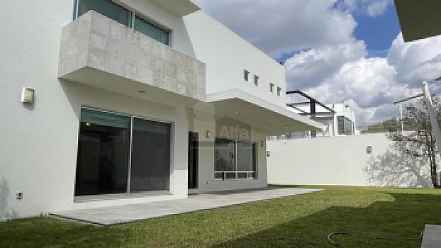 Casa en venta en Juriquilla con 6 recámaras, estacionamiento para 6 autos, Jacuzzi, etc.