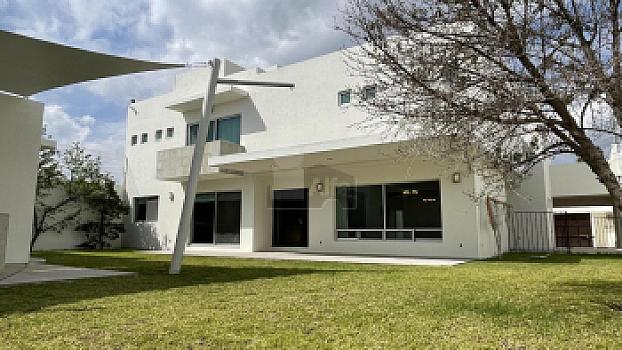 Casa en venta en Juriquilla con 6 recámaras, estacionamiento para 6 autos, Jacuzzi, etc.