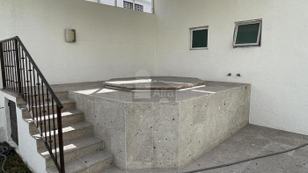 Casa en venta en Juriquilla con 6 recámaras, estacionamiento para 6 autos, Jacuzzi, etc.