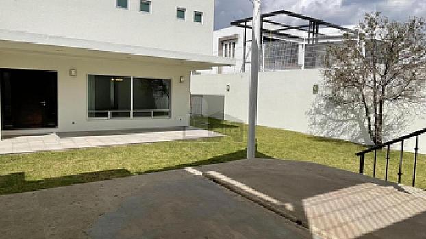 Casa en venta en Juriquilla con 6 recámaras, estacionamiento para 6 autos, Jacuzzi, etc.