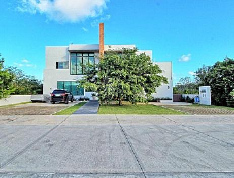 House for Sale in Residencial Country Village, Cancún Country Club