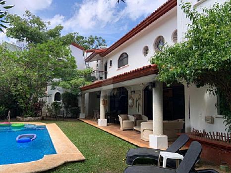 Casa Residencial Venta, 5 Recs, 5 baños y Alberca en Campestre Cancún Quintana Roo