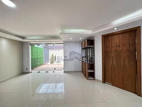 Casa de 3 recámaras, en venta en la Col. La Providencia, Metepec, Cerca de La Plaza Town Square.