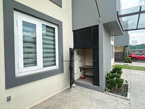 Casa de 3 recámaras, en venta en la Col. La Providencia, Metepec, Cerca de La Plaza Town Square.