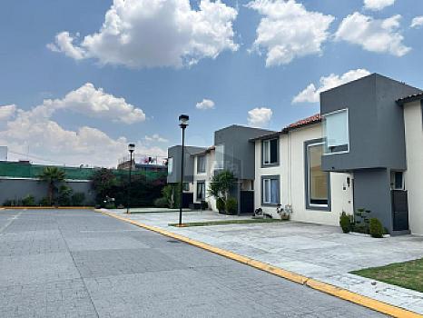 Casa de 3 recámaras, en venta en la Col. La Providencia, Metepec, Cerca de La Plaza Town Square.