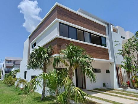 Corner House for Sale in Residencial Arbolada with 3 bedrooms and 2.5 bathrooms Cancun Quintana Roo