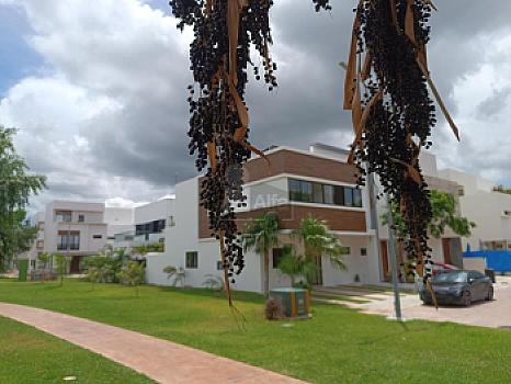 Corner House for Sale in Residencial Arbolada with 3 bedrooms and 2.5 bathrooms Cancun Quintana Roo