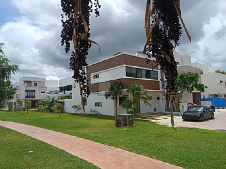 Corner House for Sale in Residencial Arbolada with 3 bedrooms and 2.5 bathrooms Cancun Quintana Roo