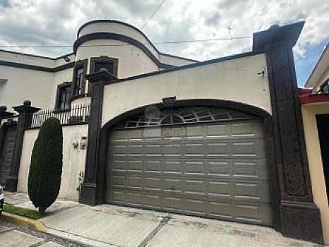 Lujosa residencia en venta en Residencial Colón, Col. Ciprés en Toluca