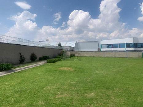 Terreno bardado frente a la uvm Metepec