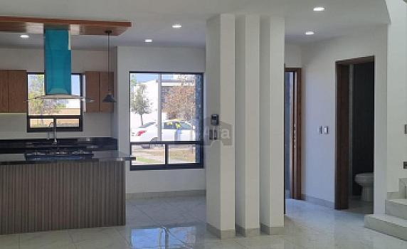 Casa en Mayorca Residencial con acabados de lujo y recámara en planta baja