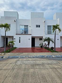 Casa Residencial de 3 Recamaras en Cancún con alberca en Privada.