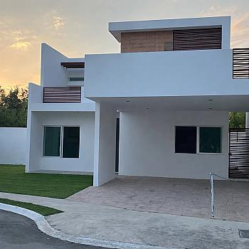 🛏️ 3 recámaras 🛁 3.5 baños 🚗 Estacionamiento techado 🌳 Amplio jardín + terraza  💎 Acabados de calidad