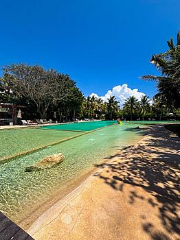 Renta exclusivo departamento en Playa del Carmen con alberca privada y club de playa en Lorena Ochoa