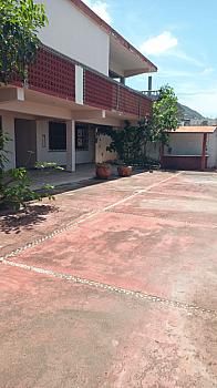 Amplia Casa en Santa Cruz con Gran Potencial de Inversión