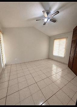 Hermosa casa con tres amplias recámaras con acabados de lujo y amplios espacios en sala comedor y cocina